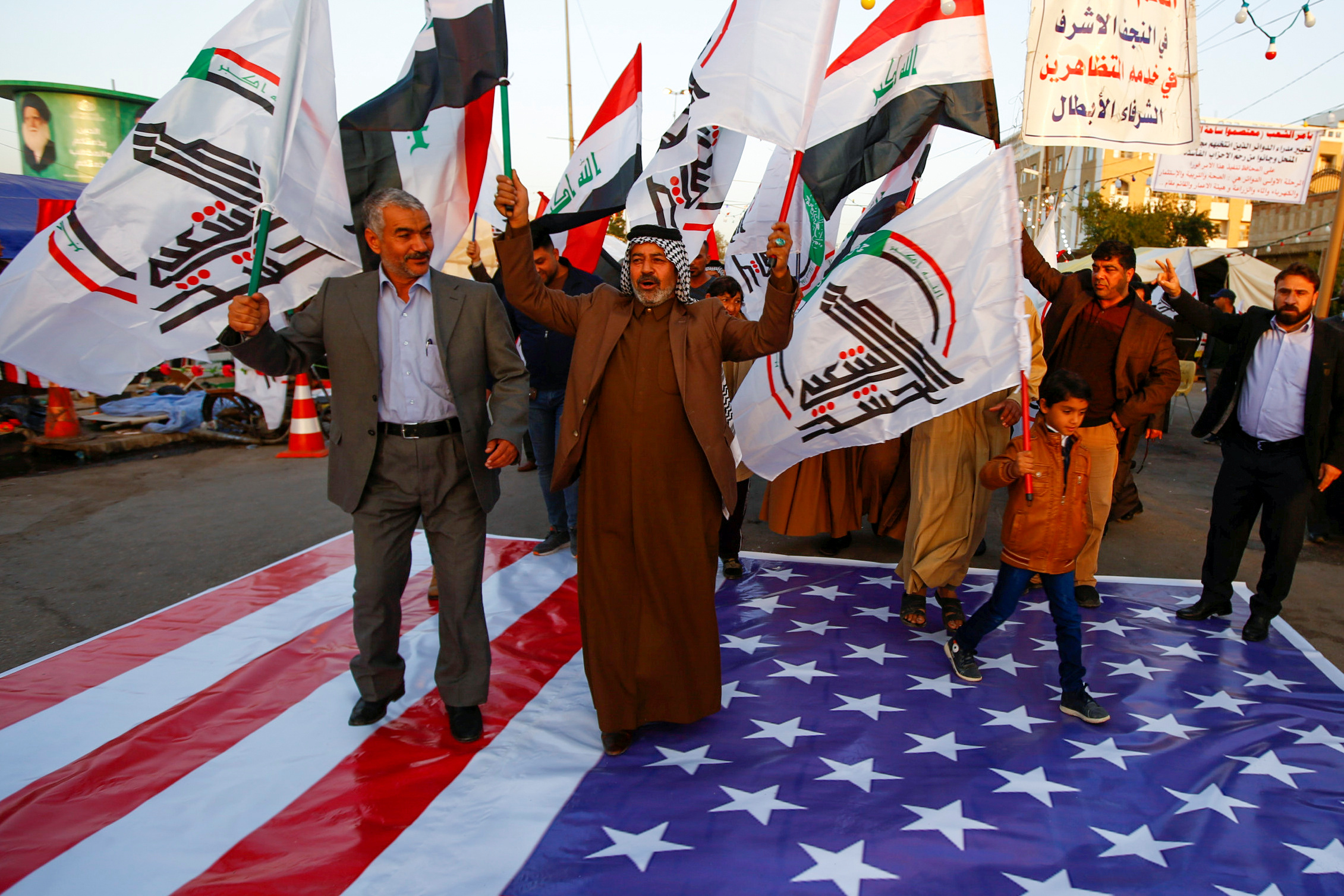 イラクの米大使館襲撃で緊張激化、足元見るイラン、イラつくトランプ