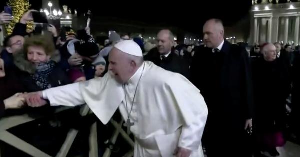 ローマ教皇が謝罪　手を引っ張った女性の手を叩く動画が拡散