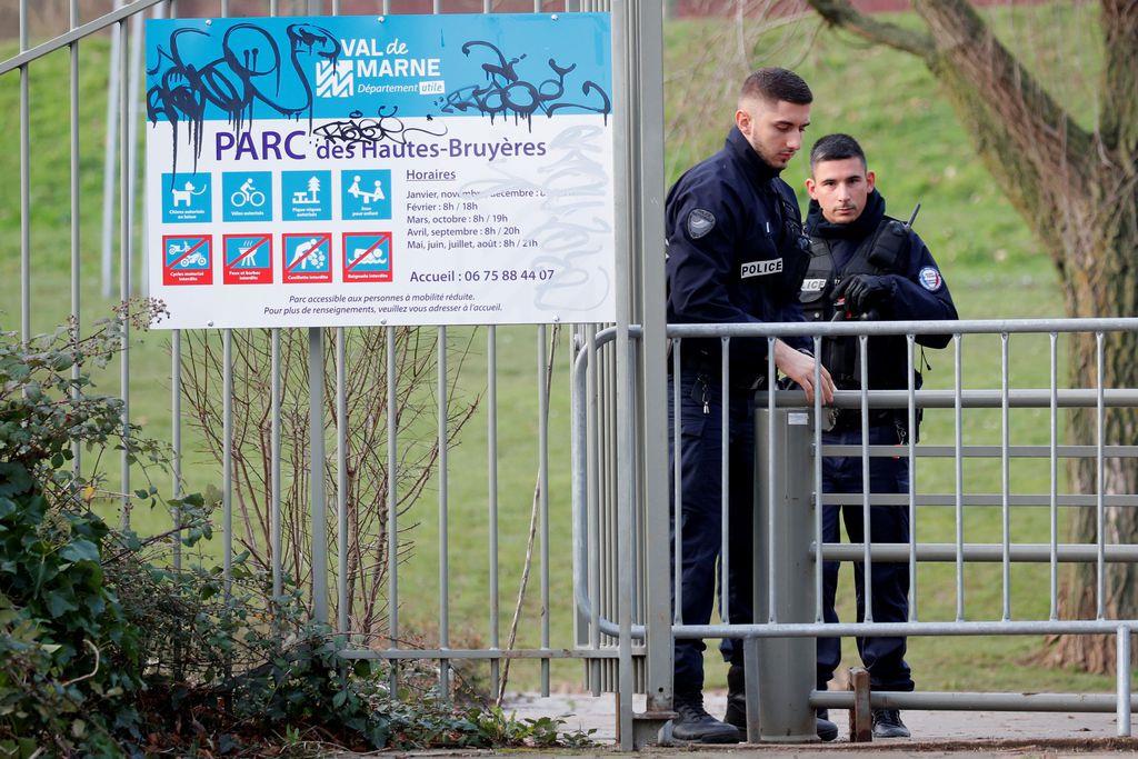 パリ近郊で刃物襲撃、３人死傷　警察は男を射殺