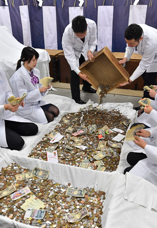 「1129（いい福）」小切手や海外の紙幣も　京都・伏見稲荷大社さい銭開き