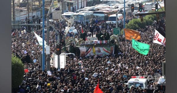 殺害されたイラン司令官らの遺体、母国に到着 大勢が追悼行進