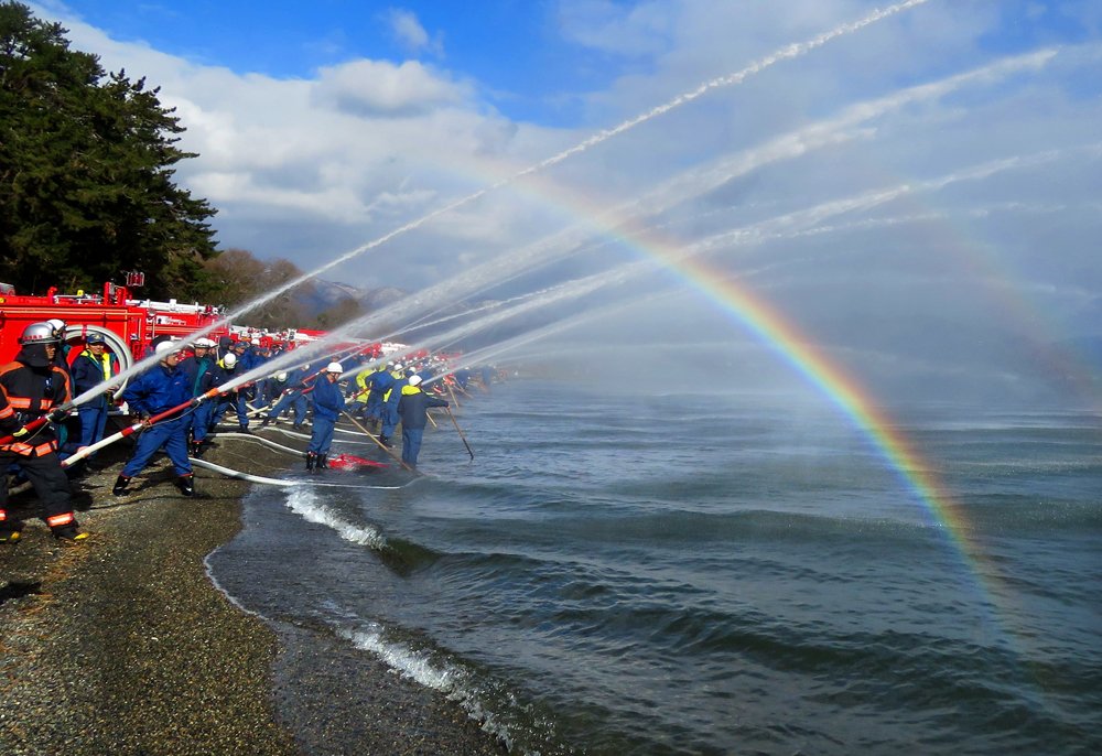 防災への思い新た、琵琶湖に虹のアーチ描く　滋賀で出初式