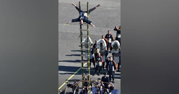 伝統の「はしご乗り」を披露　東京消防庁、新春恒例の出初め式