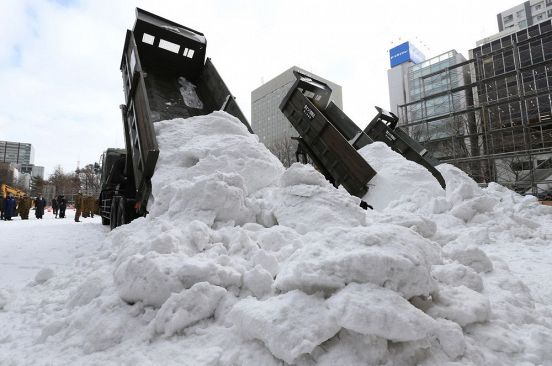 さっぽろ雪まつり　雪不足で遠方から調達　輸送費大幅増も：北海道新聞 どうしん電子版