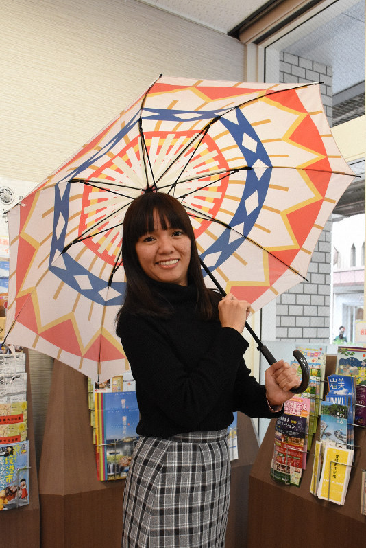 「鳥取しゃんしゃん祭」の和傘の模様が雨傘に　「しゃんブレラ」発売