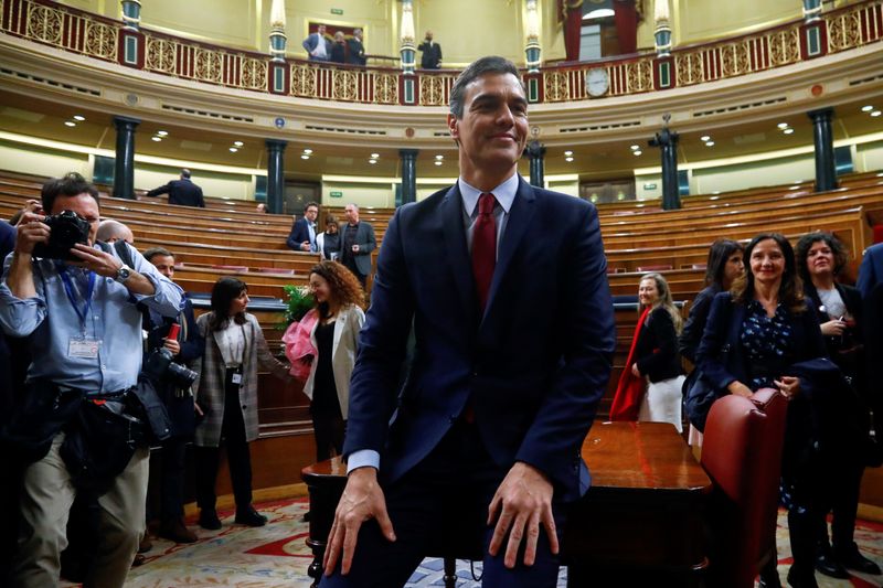 スペイン議会が暫定首相信任、連立政権発足へ