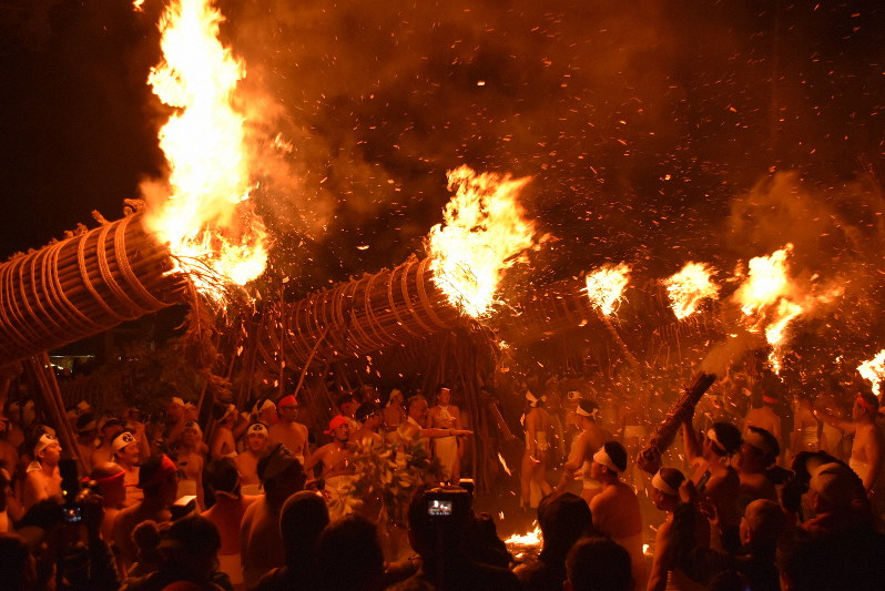 火の粉を浴びると無病息災　日本三大火祭り「鬼夜」　福岡・玉垂宮で