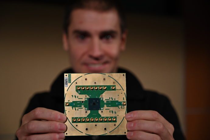 Intel、極低温で動作する量子制御チップを発表