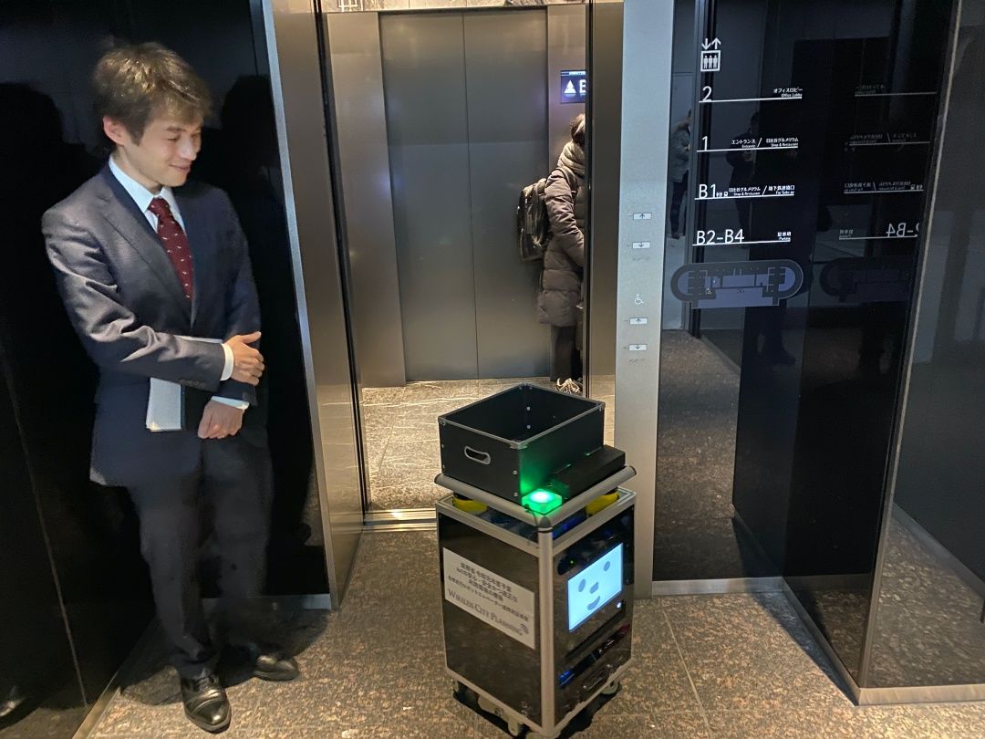 ロボットがエレベーター乗り荷物運ぶ、WCPがデモの様子を公開