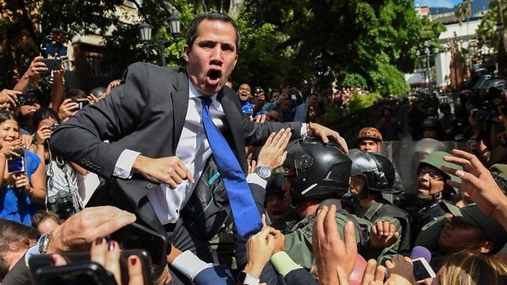 野党指導者が国民議会議長に再選、議場から締め出しも　ヴェネズエラ
