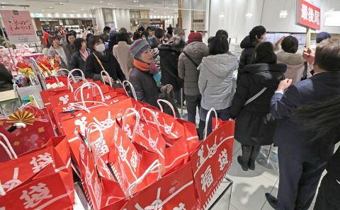 道内百貨店、初売り低調　増税影響　冬物衣料も不振