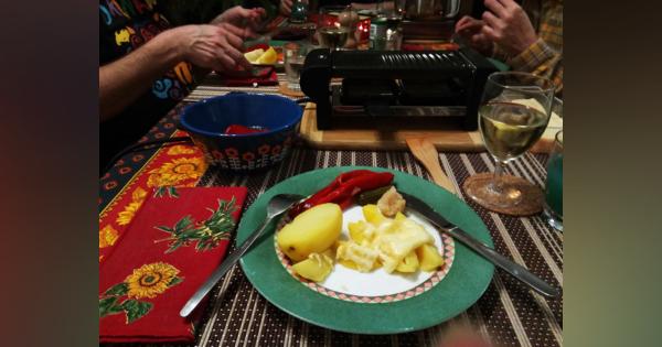 「ハイジ」でおなじみ、チーズで作る気軽な家庭料理　冬の南ドイツは「ラクレット」を囲んで