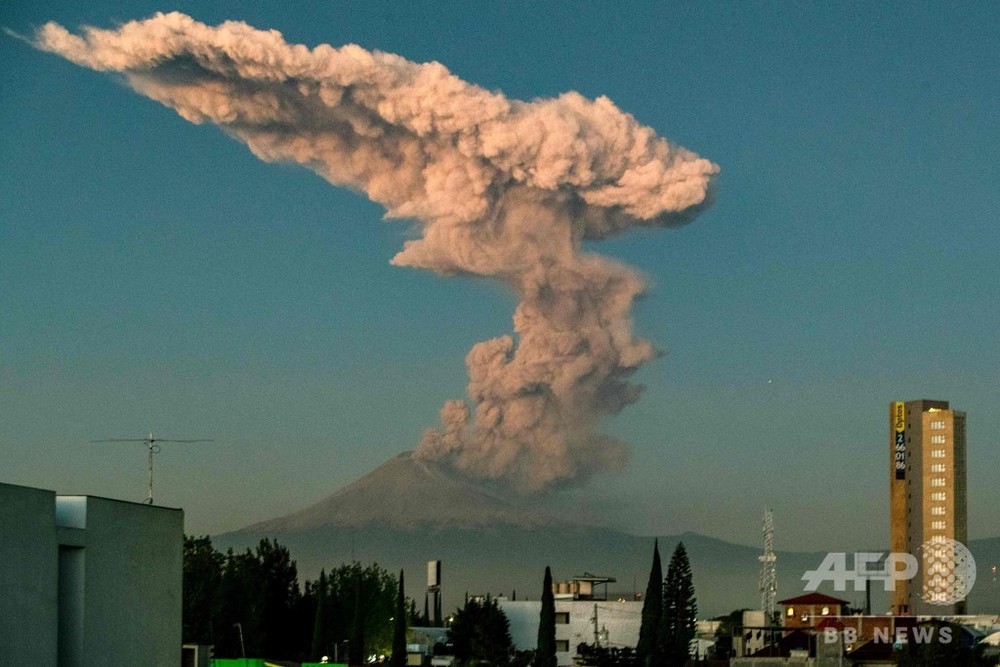ポポカテペトル山で激しい噴煙、高度3000メートルに メキシコ首都近郊