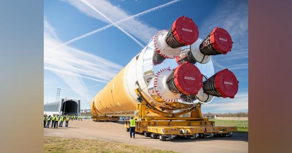 2024年までに人類を月へ、SLSロケットのコアステージがテストに向けて運搬開始