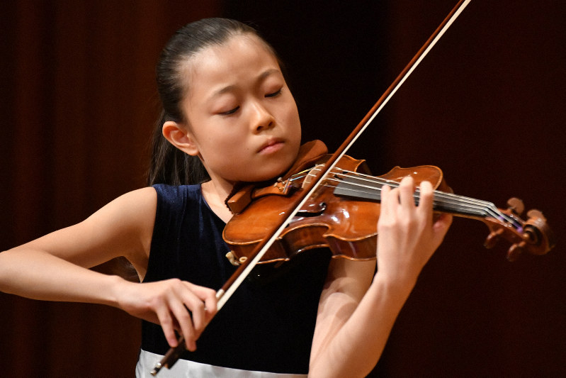 バイオリン小学校1位の小西さんらに賞状　学生音コン東京表彰式