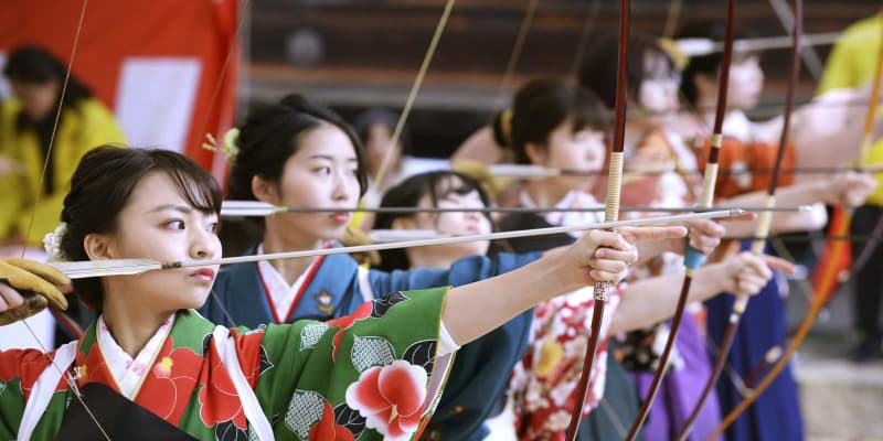 京都・三十三間堂で「通し矢」　新成人、弓の腕前競う