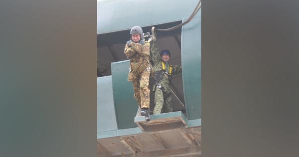 河野防衛相がパラシュート“降下”　訓練始め視察で体験　「頑張ります!」