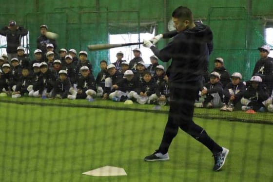 レイズ移籍の筒香、野球少年に打撃の極意伝授　「練習からフルスイングを」