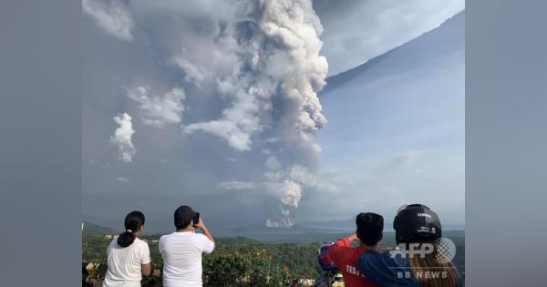 フィリピン首都近郊の火山で噴煙 国際空港での発着停止に