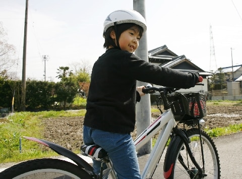 小学生、自転車ヘルメットを「大人も友だちもかぶってない！」と拒否…法律はどうなってる？