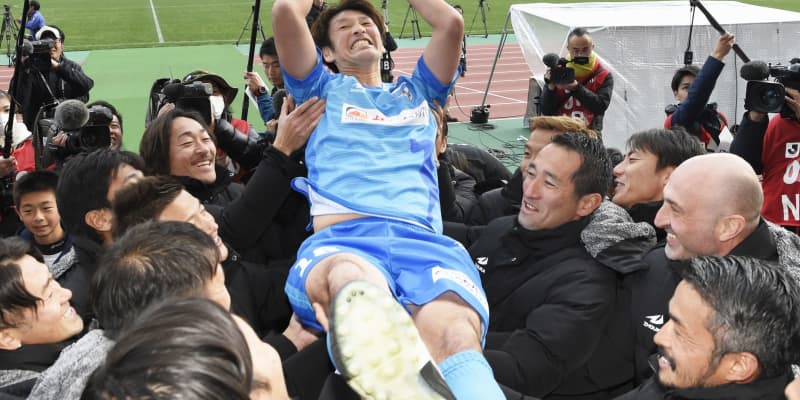 サッカー元代表の巻氏が引退試合　地元熊本で、感謝の5ゴール