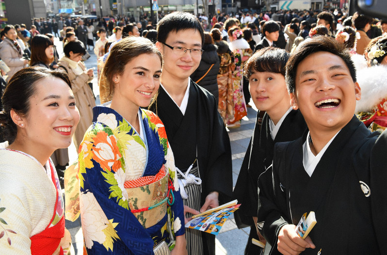 「KIMONO、うれしい」　東京・豊島区は新成人4割が外国人