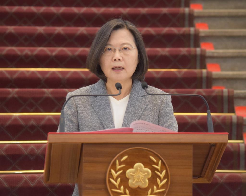 台湾・蔡総統、中国と無条件対話を要求　反浸透法に署名