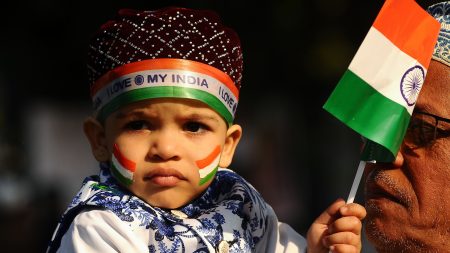 インドの“トリコロール”を脅かす「改正国籍法」の横暴 | 「日本人が知らないインド経済」佐藤大介