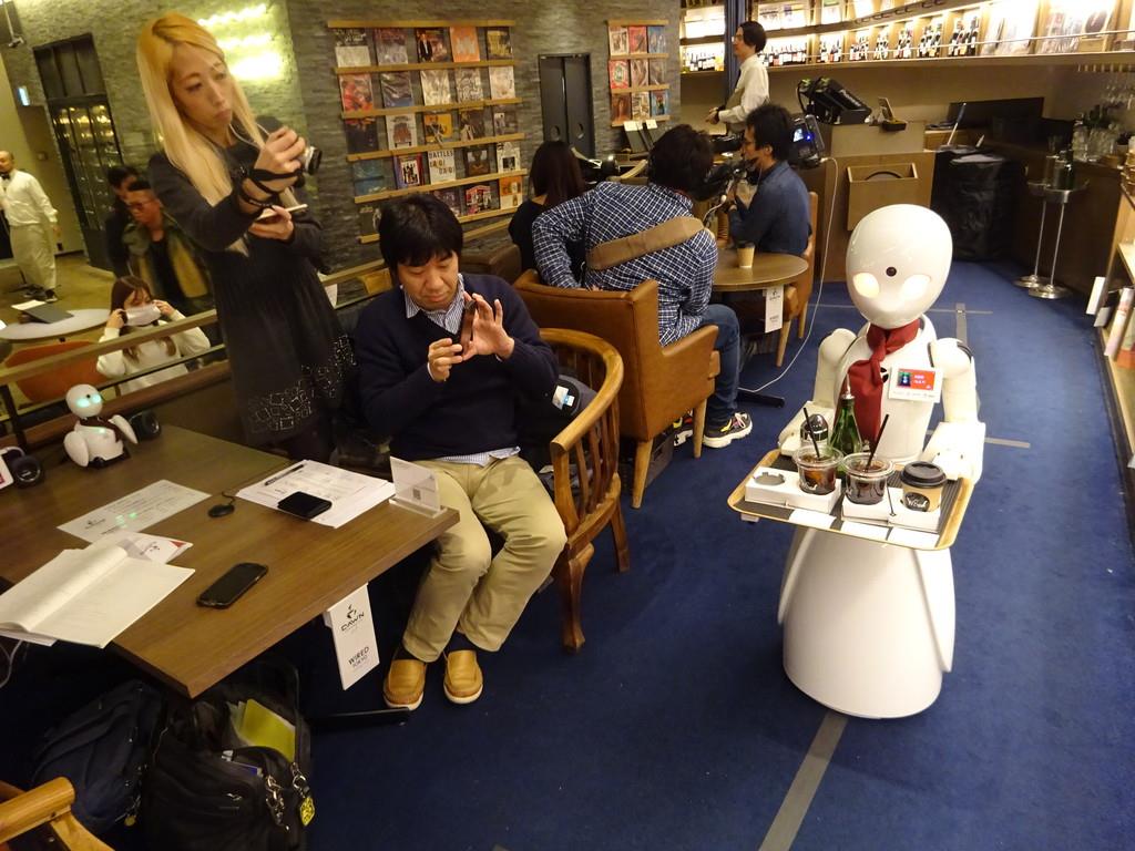 分身ロボット「オリヒメ」、渋谷のカフェＷＩＲＥＤで接客