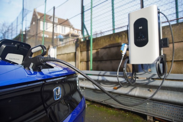 ホンダ、双方向充電器を英国に設置…EVの ホンダe が市役所に電力供給