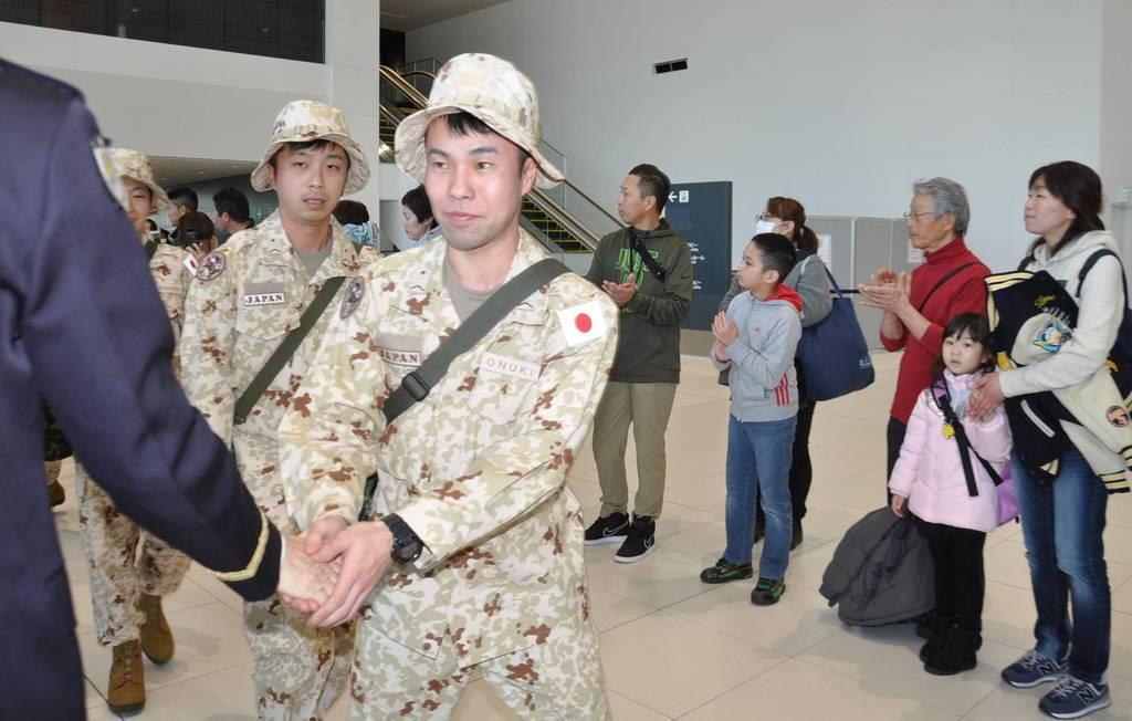 ジブチ派遣の陸自隊員　家族らに見送られ新千歳空港を出発