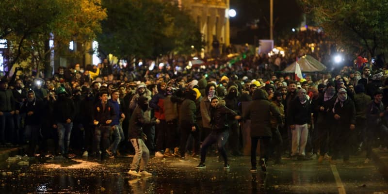 レバノンのデモ、490人超負傷　最悪規模、首都で治安部隊と衝突