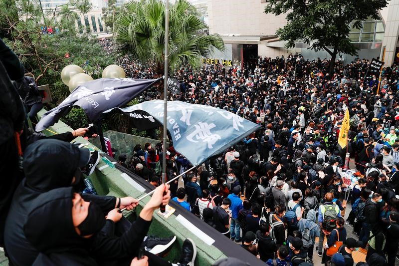 香港中心部で抗議集会、警察が催涙弾で排除　複数逮捕