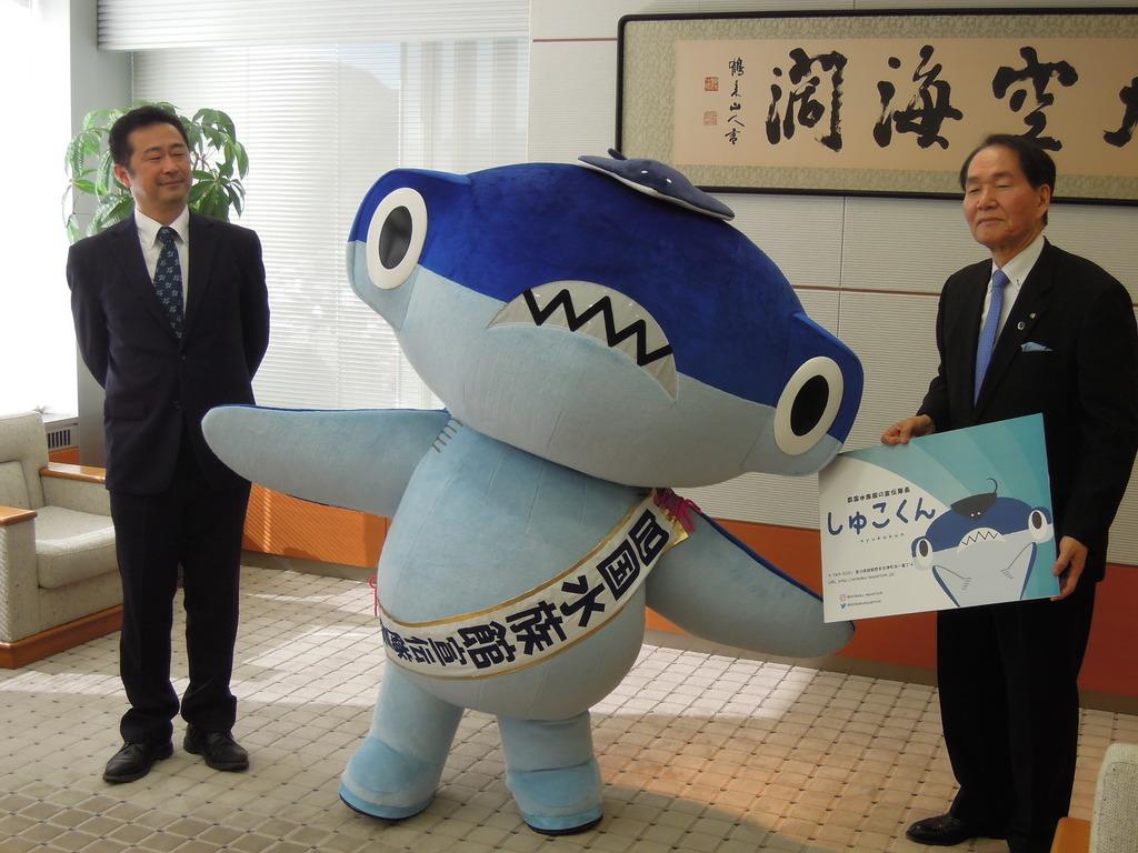 四国水族館の「しゅこくん」が香川県知事を訪問