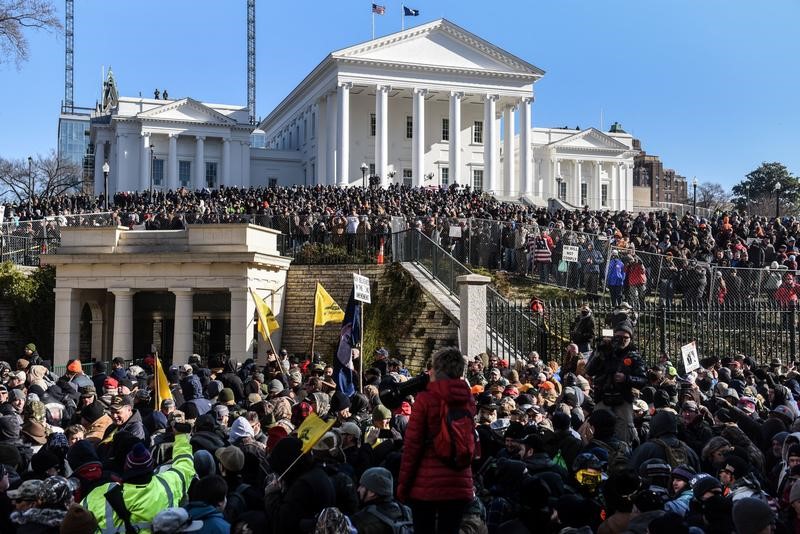 米バージニア州 2万人超が銃規制強化反対の大規模集会 混乱なし