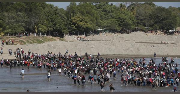 メキシコ国境、移民が当局と衝突　投石に催涙弾を使用