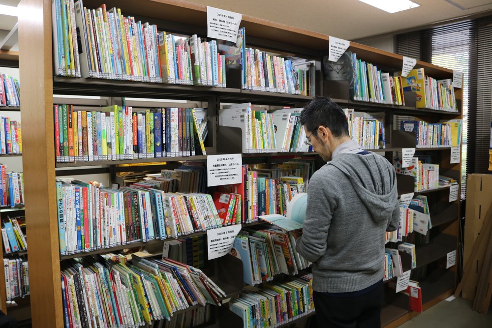 ほぼ全ての新刊児童書を常備　滋賀県立図書館「実物手に、貸し出しを」