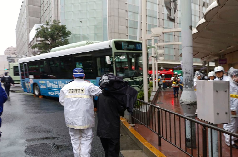 市バスが街灯衝突、縁石乗り上げ乗客ら３人けが　京都・四条河原町、歩行者から悲鳴