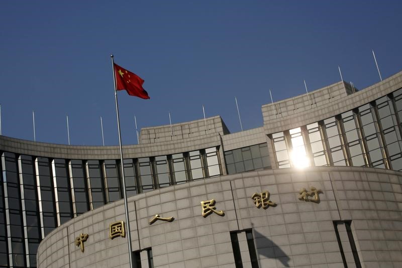 中国人民銀、資金調達コスト低下させる　債務リスク阻止＝政策委員