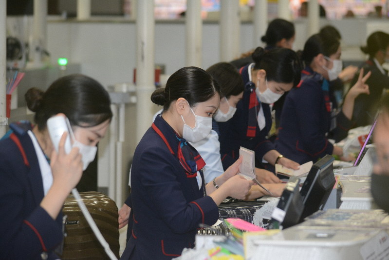 ANAとJALの客室乗務員、中国、香港便でマスク着用　成田の係員らも