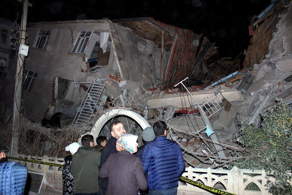 トルコ東部で地震　死者少なくとも１８人、負傷者５００人以上