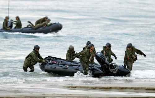 陸自の離島防衛専門部隊「水陸機動団」、米軍と共同訓練　沖縄で初実施