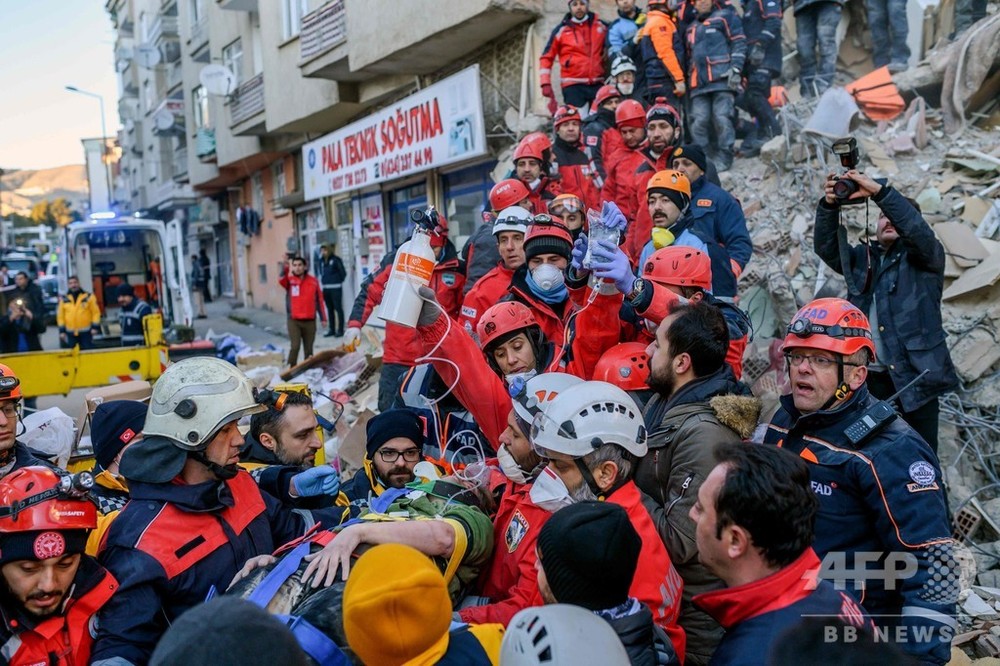 トルコ東部地震、死者31人に 救出活動は時間との闘い