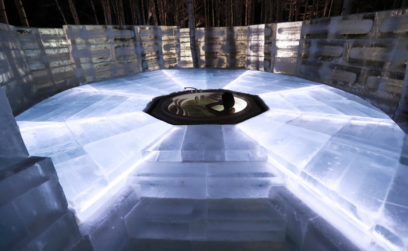 極寒の中で幻想的に「氷の露天風呂」　北海道「星野リゾート　トマム」