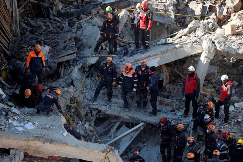 トルコ東部地震、死者38人に　女児と母親を救出