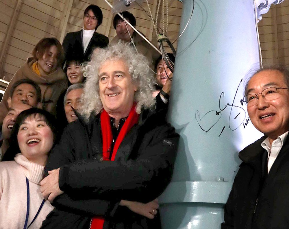 ブライアン・メイさんが天文台訪問　ロックバンド「クイーン」ギタリスト、望遠鏡架台にサイン