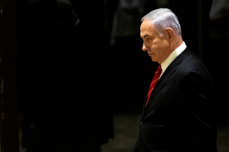 イスラエル首相、収賄罪で正式起訴　免責の訴え取り下げ