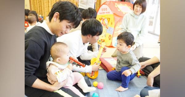 抱っこして触れ合い、子育て支援の本音を探る　埼玉・入間市職員がふれあい体験