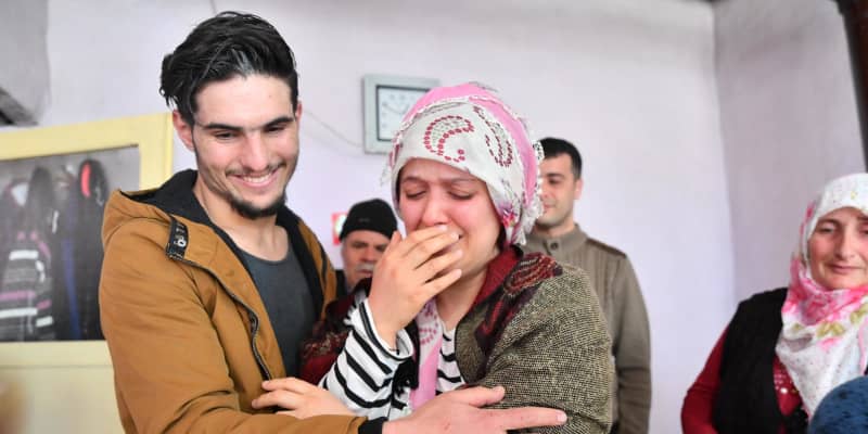 地震被災者救出のシリア人に称賛　トルコ、「英雄」に国籍