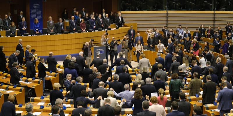 EU議会、英離脱案を批准　「蛍の光」歌い、別れ惜しむ